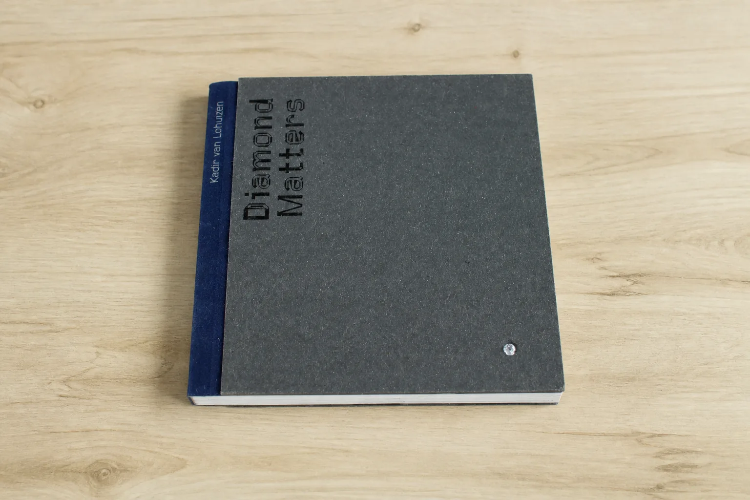 Het boek Diamond Matters' / Amazon: 'Diamond Matters / Nederlandse editie / druk 1 op een tafel (AI-illustratie)