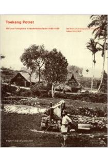 Anneke Groeneveld Toekang Potret: 100 years of photography in the Dutch Indies 1839-1939 - 100 jaar fotografie in Nederlands Indie 1839-1939. 2335