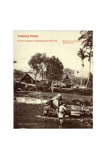 Anneke Groeneveld Toekang Potret: 100 years of photography in the Dutch Indies 1839-1939 - 100 jaar fotografie in Nederlands Indie 1839-1939. 2335